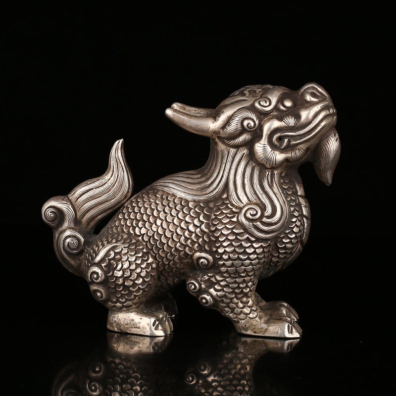 Chinese Qing Dynasty Silver Kylin Statue: 中國清代 手工雕刻 精美老銀 吉祥麒麟擺件 Chinese Qing Dynasty Silver Kylin Statue Dimension: 