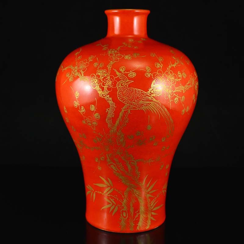 Hand-painted Chinese Gold In Red Glaze Porcelain Vase: Superb Hand-painted Chinese Gold In Red Glaze Porcelain Vase w Qianlong Mark Dimension: 200x160x160(mm) 7.87x6.30x6.30(in) Weight 1.90 lbs/862 g