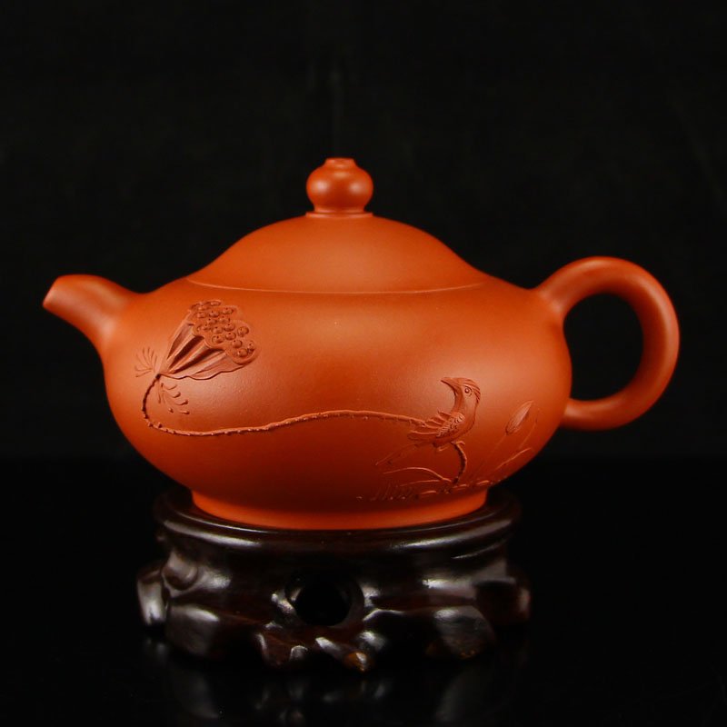 Chinese Yixing Zisha Clay Teapot w Artist Signed: 中國宜興紫砂茶壺 Chinese Yixing Zisha Clay Teapot w Artist Signed Dimension: 145x100x85(mm)5.71x3.94x3.35(inches) Weight 0.52 lbs/236 g The total weight