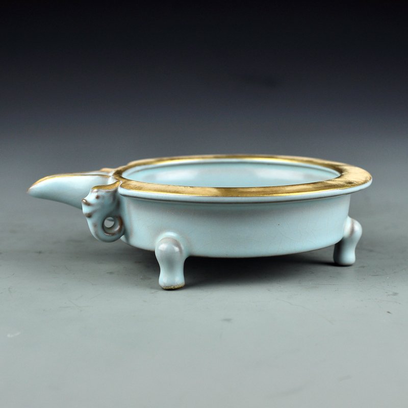 Chinese Gilt Gold Yue Kiln Porcelain Brush Washer: Chinese Song Dynasty Gilt Gold Yue Kiln Porcelain Brush Washer Dimension: 175x140x50(mm)6.89x5.51x1.97(inches) Weight 0.70 lbs/316 g