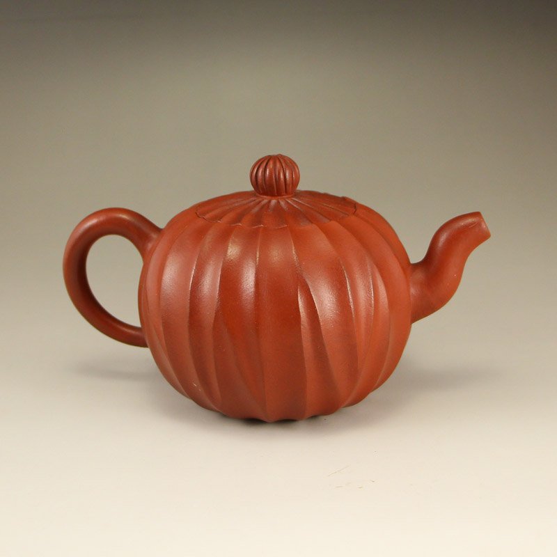 Chinese Yixing Zisha Clay Teapot w Artist Signed: Chinese Yixing Zisha Clay Teapot w Artist Signed Dimension: 170x110x100(mm)6.69x4.33x3.94(inches) Weight 0.63 lbs/288 g