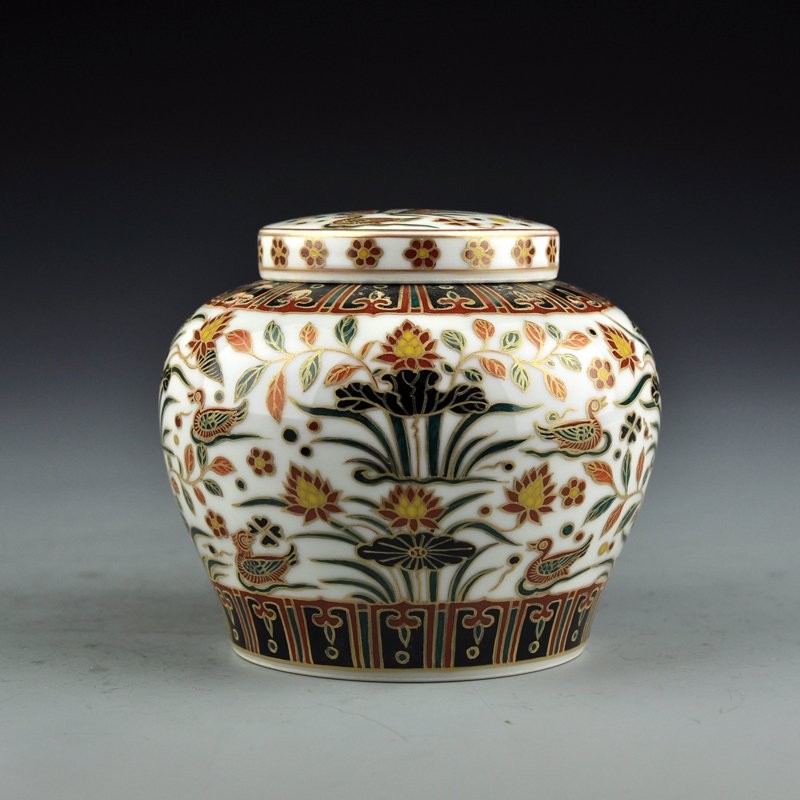 Chinese Ming Dy Gilt Gold Wu Cai Porcelain Tea Caddy: Chinese Ming Dynasty Gilt Gold Wu Cai Porcelain Tea Caddy w Cheng Hua Mark Dimension: 145x135(mm) 5.71x5.31(inches) Weight 1.16 lbs/525 g