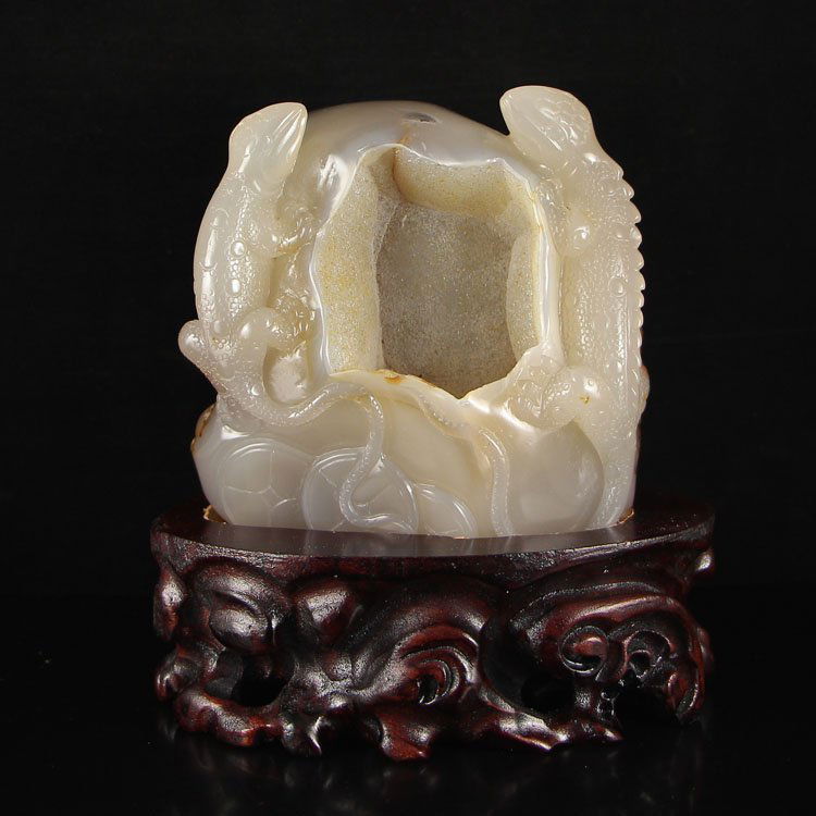 Chinese Natural Agate Lizard Statue: Chinese Natural Agate Lizard Statue Dimension: 285x115x70(mm)11.22x4.53x2.76(inches) Weight 1.65 lbs/749 g The total weight does not include the base. The base is included after you have won the aucti