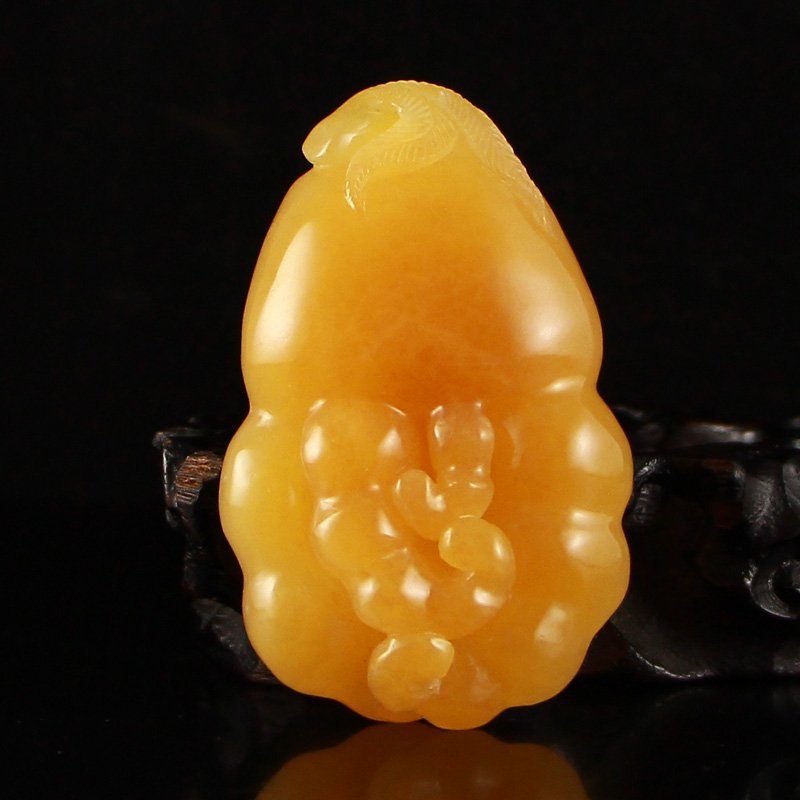 Indonesia Jin Tian Huang Pendant - Buddha's Hand: Indonesia Jin Tian Huang Pendant - Buddha's Hand Dimension: 69x44x21(mm) 2.72x1.73x0.83(inches) Weight 0.18 lbs/83 g The total weight does not include the base. The base is not included after you have
