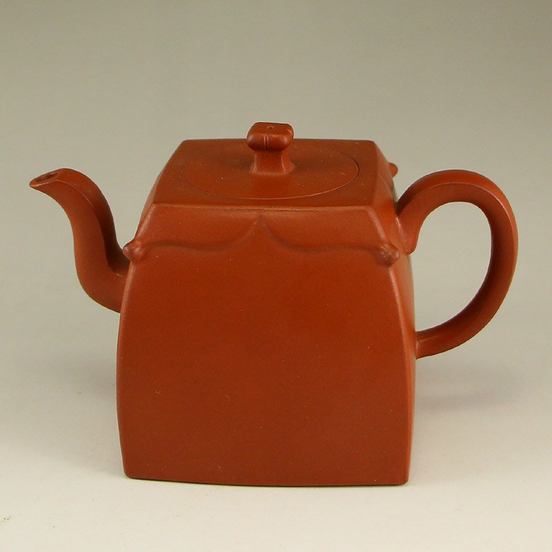 Chinese Yixing Zisha Clay Teapot w Artist Signed: Chinese Yixing Zisha Clay Teapot w Artist Signed Dimension:135x70x90(mm)5.31x2.76x3.54(inches) Weight:0.53 lbs/239 g