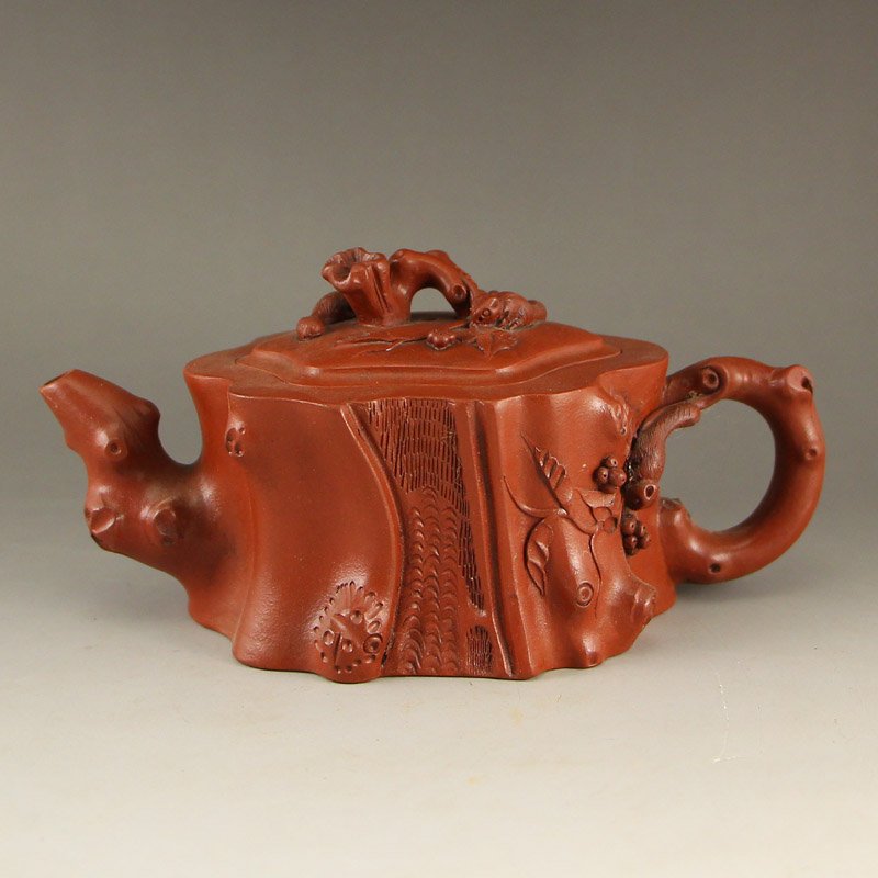 Chinese Yixing Zisha Clay Teapot w Artist Signed: Chinese Yixing Zisha Clay Teapot w Artist Signed Dimension:180x90x100(mm)7.09x3.54x3.94(inches) Weight:0.97 lbs/438 g