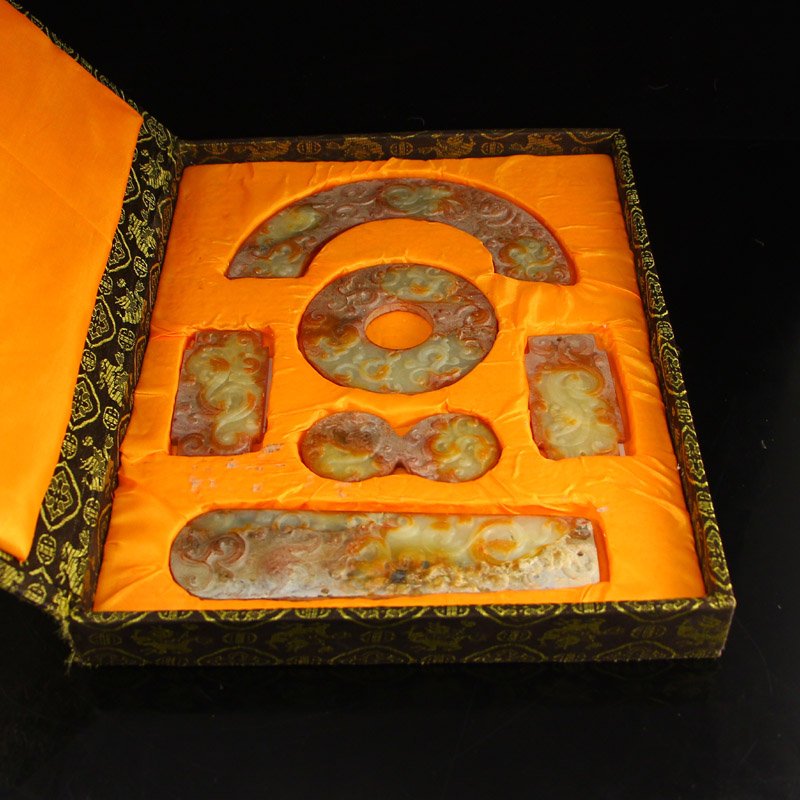 A Set Vintage Chinese Natural Jade Pendants w Box (1 of 10)