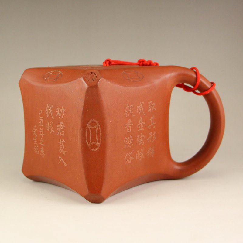 Chinese Yixing Zisha Clay Teapot w Artist Signature: Chinese Yixing Zisha Clay Teapot w Artist Signature Dimension: 170 x 125 x 95(mm) 6.69 x 4.92 x 3.74(inches) Weight 1.27 lbs/576 g