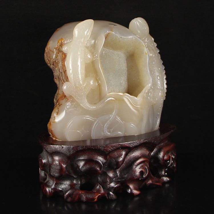 Chinese Natural Agate Lizard Statue: Chinese Natural Agate Lizard Statue Dimension: 285x115x70(mm)11.22x4.53x2.76(inches) Weight 1.65 lbs/749 g The total weight does not include the base. The base is included after you have won the aucti