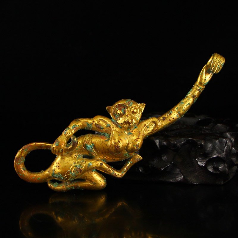 China Tang Dynasty Gilt Gold Bronze Monkey Belt Buckle (1 of 6)