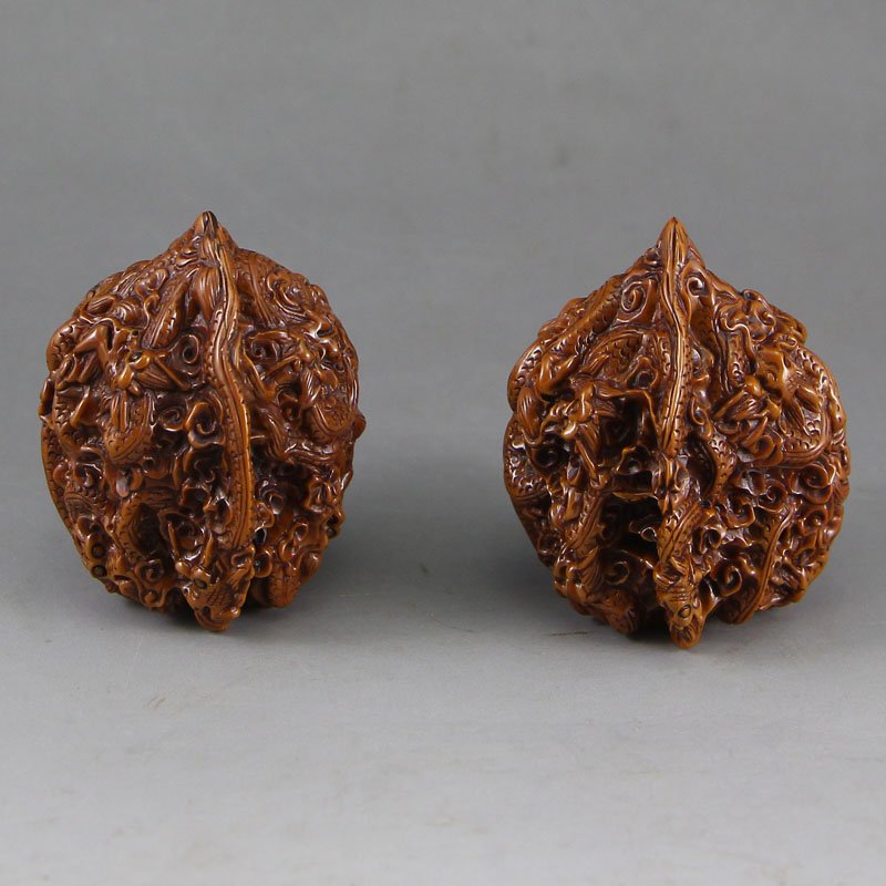 Vintage Chinese Walnut Gymnastic Balls w Dragons: Vintage Chinese Walnut Gymnastic Balls w Dragons Dimension: 52x44x44(mm)2.05x1.73x1.73(inches) Weight: 0.10 lbs/44 g