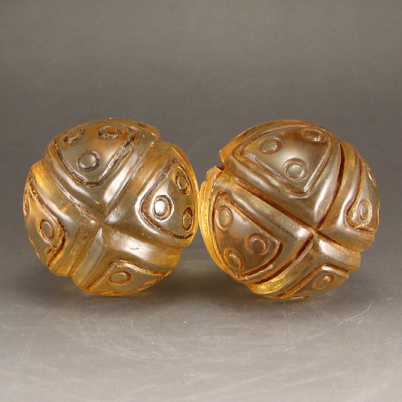 A Pair Vintage Chinese Crystal Gymnastic Balls: 中國清代 水晶球壹对 A Pair Vintage Chinese Crystal Gymnastic Balls Dimension: 47x47x47(mm)1.85x1.85x1.85(inches) Weight 0.61 lbs/278 g