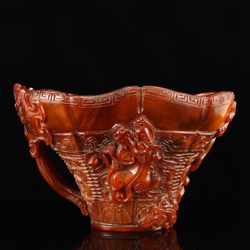 Chinese Qing Dy Ox Horn Chi Dargons Sacrificed Cup: 中國清代 精美手工雕刻 角雕 螭龍祭祀杯 Chinese Qing Dynasty Ox Horn Chi Dargons Sacrificed Cup Dime