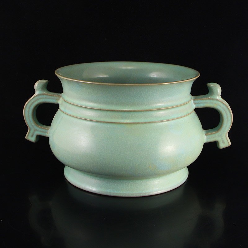 Vintage Chinese Ru Kiln Porcelain Incense Burner: Vintage Chinese Song Dynasty Ru Kiln Double Ears Porcelain Incense Burner Dimension: 245x170x125(mm)9.65x6.69x4.92(inches) Weight: 2.19 lbs/995 g