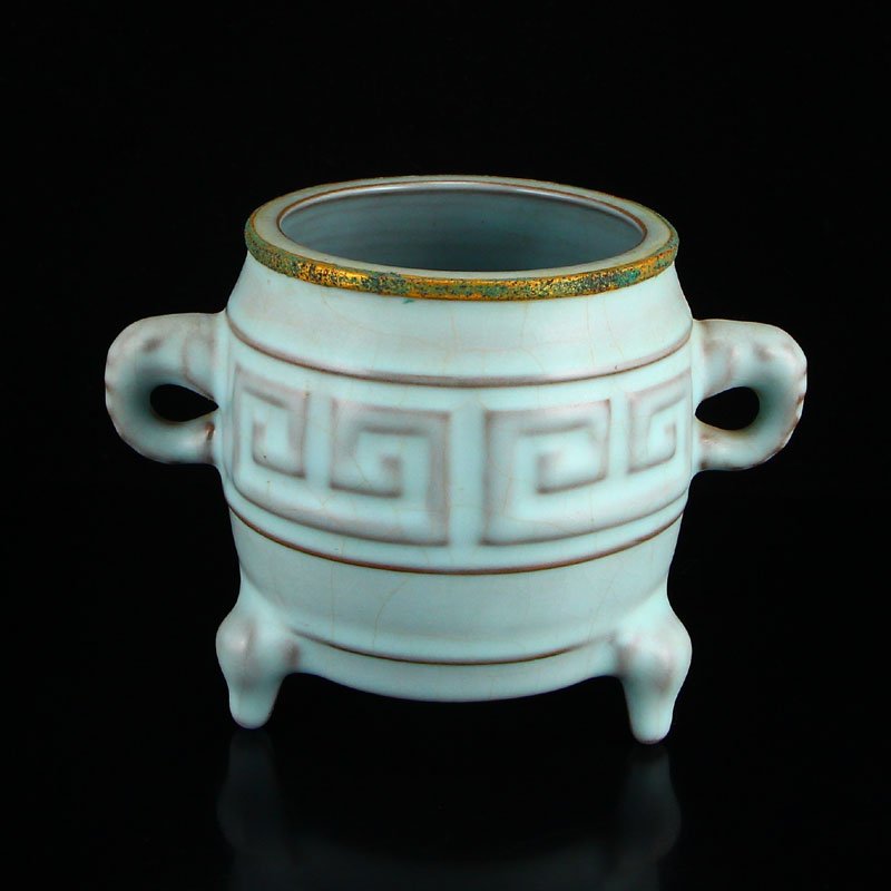 Chinese Gilt Edge Ru Kiln Porcelain Incense Burner: Chinese Song Dynasty Gilt Edge Ru Kiln Porcelain Incense Burner Dimension: 111x150x96(mm) 4.37x5.91x3.78(inches) Weight 0.81 lbs/366 g
