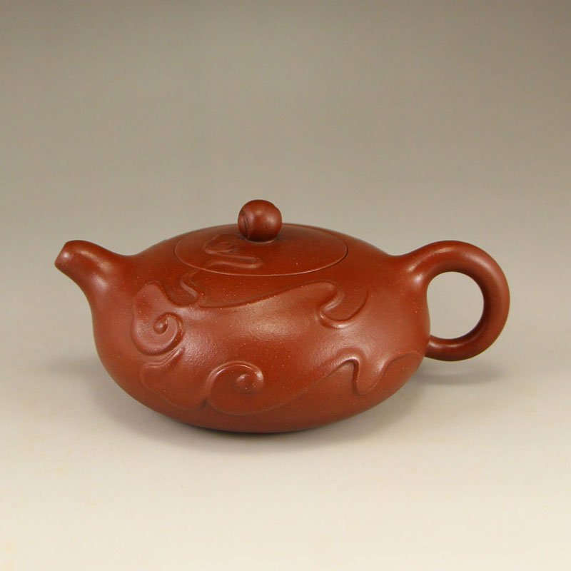 Chinese Yixing Zisha Clay Teapot w Artist Signed: Chinese Yixing Zisha Clay Teapot w Artist Signed Dimension: 145 x 105 x 70(mm) 5.71 x 4.13 x 2.76(inches) Weight: 0.54 lbs/245 g