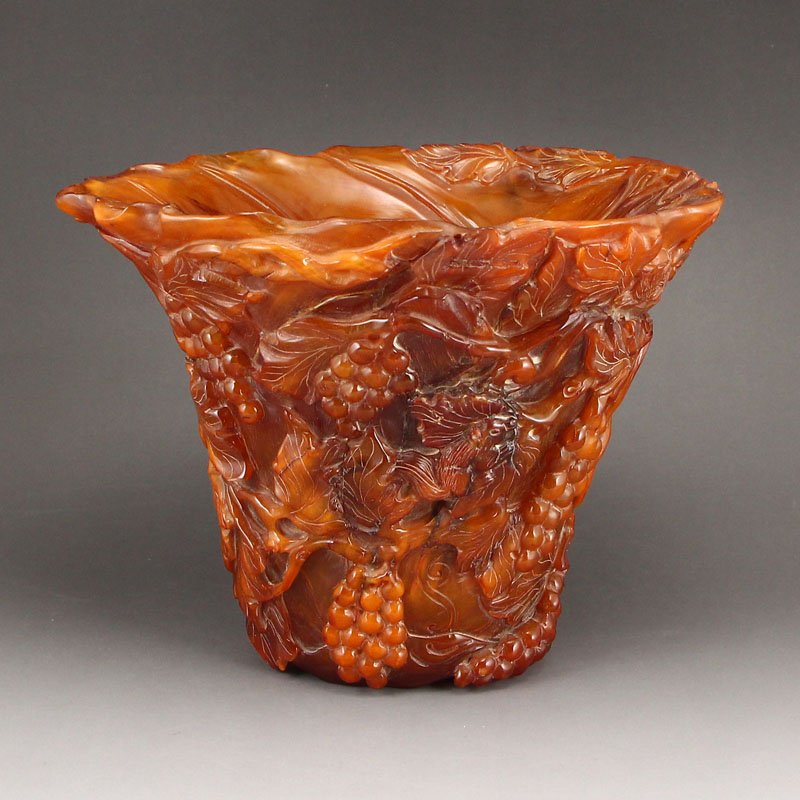 Vintage Chinese Ox Horn Sacrificed Cup: 中國清代 精美角雕 子孫萬代 福壽綿長 松鼠葡萄角杯擺件 Vin