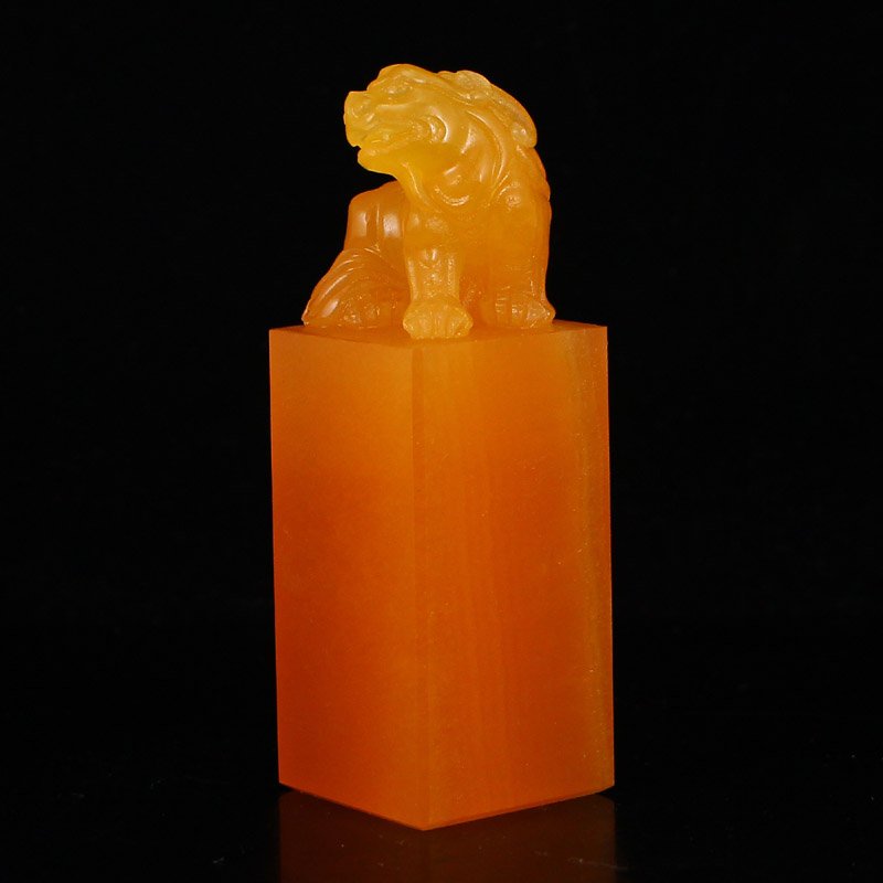 Indonesia Natural Jin Tian Huang Pixiu Seal: Indonesia Natural Jin Tian Huang Pixiu Seal w Certificate Dimension: 100x34x34(mm)3.94x1.34x1.34(inches) Weight 0.51 lbs/230 g