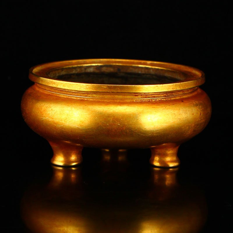 Vintage Chinese Gilt Gold Bronze 3 Legs Incense Burner: Vintage Chinese Gilt Gold Bronze 3 Legs Incense Burner Dimension: 90x90x40(mm)3.54x3.54x1.57(inches) Weight:1.14 lbs/519 g