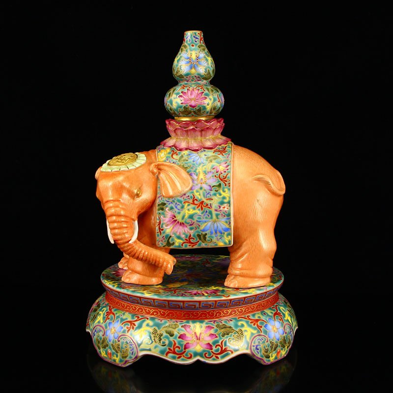 Chinese Gilt Gold Famille Rose Porcelain Incense Burner: 中國清代 乾隆年制 精美奢華鎏金粉彩 太平有象 瓷器香爐 Chi