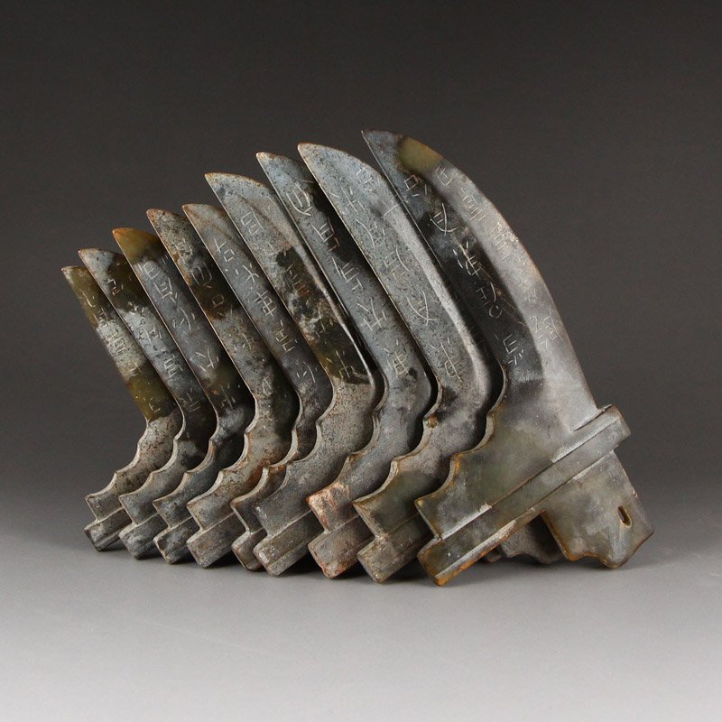 A Set Vintage Chinese Hetian Jade Nine Knives: 中國漢代 和田玉老玉暫刻 玉戈壹套 A Set Chinese Han Dynasty Hetian Jade Nine Knives Dimension: 158x79x6(mm) 6.2