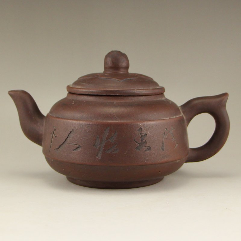 Chinese Yixing Zisha Clay Teapot w Artist Signed: Chinese Yixing Zisha Clay Teapot w Artist Signed Dimension: 170 x 105 x 98(mm) 6.69 x 4.13 x 3.86(inches) Weight 0.76 lbs/344 g