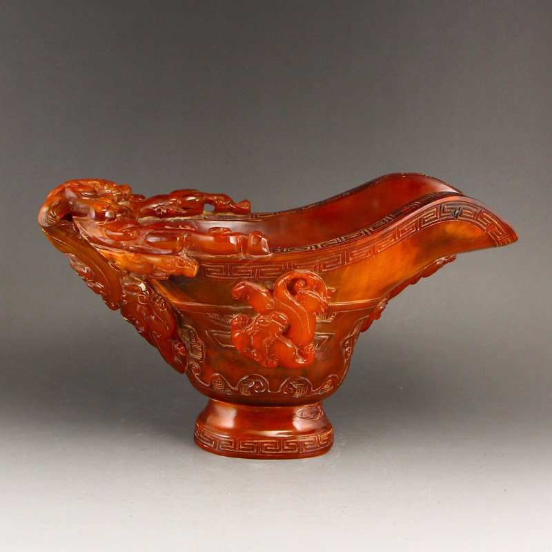 Chinese Qing Dy Ox Horn Chi Dragons Wine Cup: 中國清代 乾隆年制 精工浮雕 螭龍紋 角雕酒杯 Qing Dynasty ox horn wine cup. This fantast