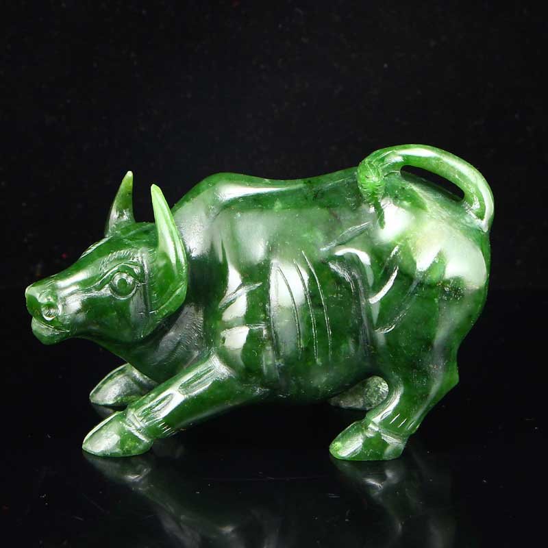 Natural Green Hetian Jade Statue - Wall Street Ox: Superb Natural Green Hetian Jade Statue - Wall Street Ox w Certificate Dimension: 117x65x51(mm)4.61x2.56x2.01(inches)Weight 1.31 lbs/595 g