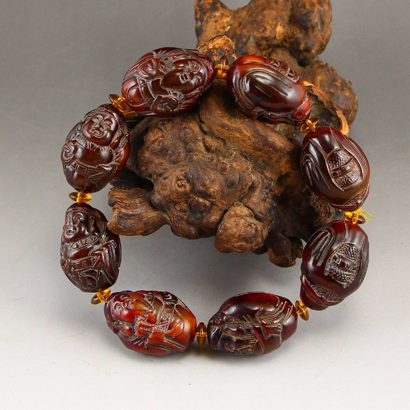 Chinese Ox Horn Figure Beads Bracelet: Chinese Qing Dynasty Ox Horn Figure Beads Bracelet Dimension: 33x24x23(mm)1.30x0.94x0.91(inches) Weight: 0.21 lbs/95 g The wooden stand no included.