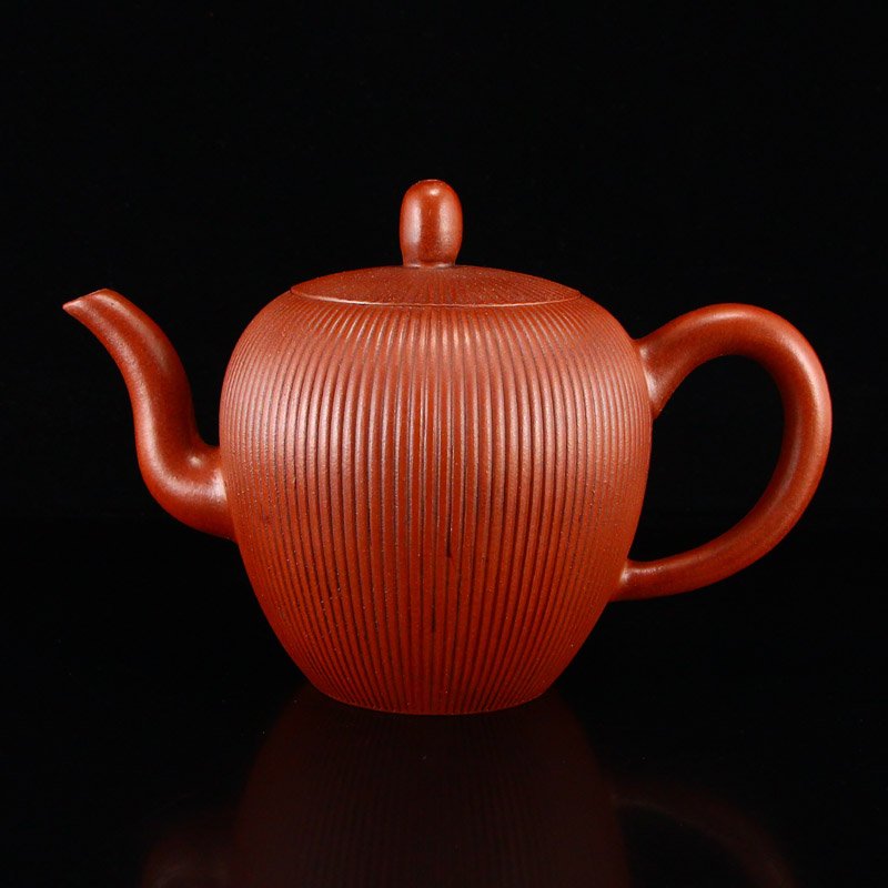 Chinese Yixing Zisha Clay Teapot w Artist Signed: Chinese Yixing Zisha Clay Teapot w Artist Signed Dimension: 170x110x90(mm)6.69x4.33x3.54(inches) Weight 0.66 lbs/298 g