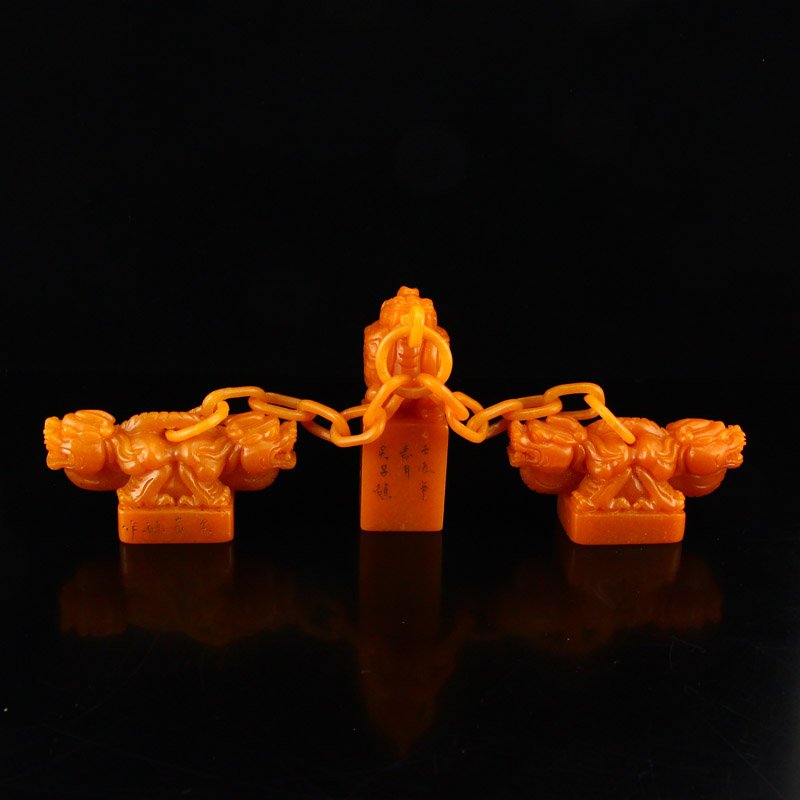 A Set Vintage Shoushan Stone Tianhuang Stone Seals: Vintage set of Shoushan stone and Tianhuang stone seals. The vibrant orange red seals are connected by an expertly carved chain. Dimension: 95 x 45 x 33 (mm) 3.74 x 1.77 x 1.30 (inches) Dimension: 95