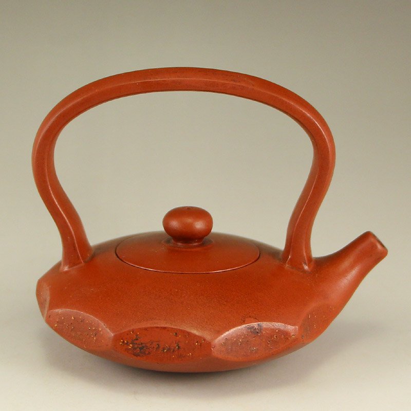 Chinese Yixing Zisha Clay Teapot w Artist Signed: 中國宜興紫砂 大紅袍 提梁茶壺 Chinese Yixing Zisha Clay Teapot w Artist Signed Dimension: 110x100x135(mm)4.33x3.94x5.31(inc
