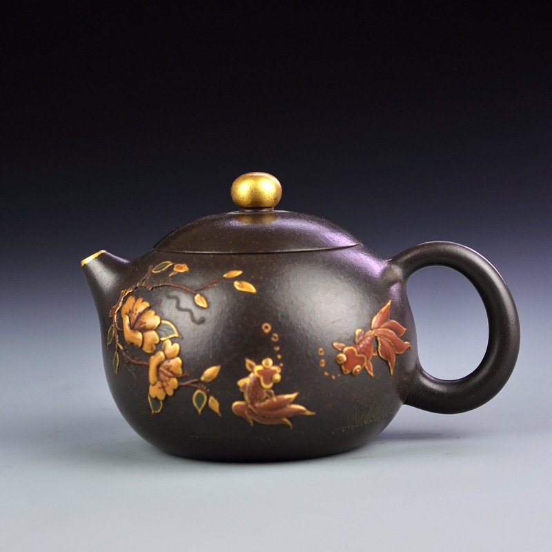 Chinese Gilt Gold Relief Yixing Zisha Clay Teapot: Superb Chinese Gilt Gold Relief Yixing Zisha Clay Teapot w Artist Signed Dimension: 105x105x115(mm) 4.13x4.13x4.53(inches) Weight: 0.70 lbs/320 g