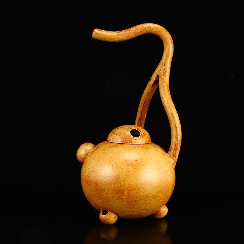 Chinese Yixing Yellow Zisha Clay Handle Teapot: 精美 中國宜興 金泥紫砂 提梁茶壺 Chinese Yixing Yellow Zisha Clay Handle Teapot w Artist Signed Dimension: 217 x 116 