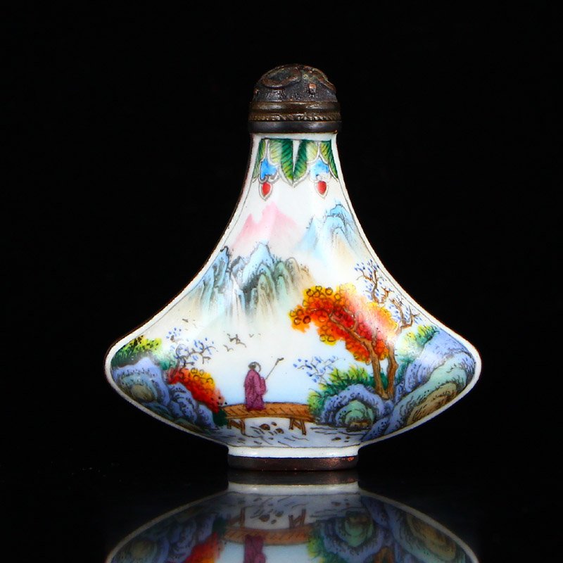 Chinese Qing Dy Red Copper Enamel Snuff Bottle (1 of 6)