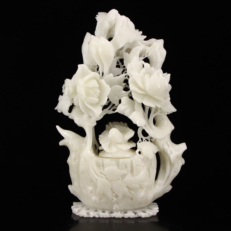 Superb Hetian Jade Low Relief Magpie Peony Teapot: Superb low relief Hetian jade teapot. This stark white teapot is topped with a magpie, which sits calmly and comfortably in a lush thicket of peonies. Dimension: 260x165x55(mm) 10.24x6.50x2.17(inches)