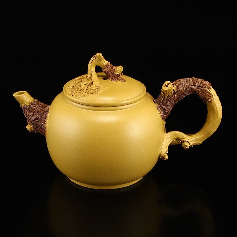 Chinese Yixing Yellow Zisha Clay Teapot w Artist Signed: Chinese Yixing Yellow Zisha Clay Teapot w Artist Signed Dimension: 136x77x80(mm) 5.35x3.03x3.15(inches) Weight 0.36 lbs/164 g