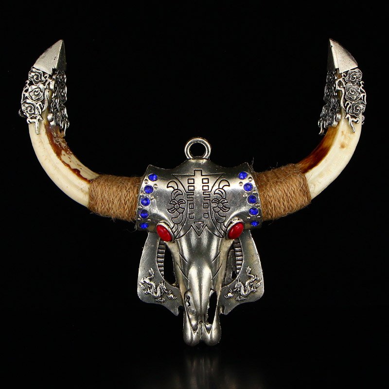 Tibetan White Copper Inlay Bone & Gems Ox Head Pendant: Vintage Tibetan White Copper Inlay Bone & Gems Ox Head Pendant Dimension: 80 x 73 x 36(mm)3.15 x 2.87 x 1.42(inches) Weight: 0.67 lbs/303 g