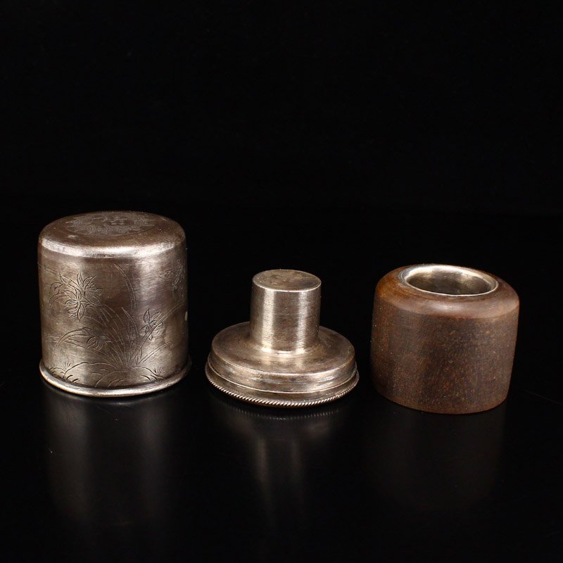 Chenxiang Wood Inlay Silver Thumb Ring: Chinese Qing Dynasty Chenxiang Wood Inlay Silver Thumb Ring w Sterling Silver Thumb Ring Box Dimension: 23 x 31 (mm) 0.90 x 1.22 (inches) Dimension: 48 x 43 x 43 (mm) 1.89 x 1.69 x 1.69 (inches) Weigh