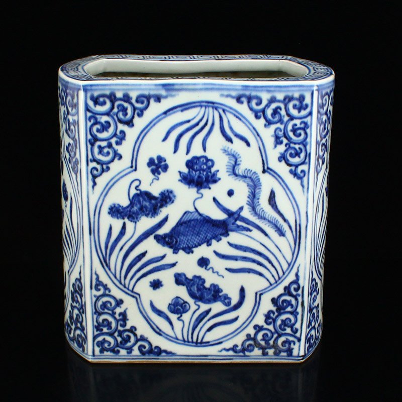 Chinese Ming Dy Blue And White Porcelain Brush Pot: Chinese Ming Dynasty Blue And White Porcelain Brush Pot Dimension: 195x185x110(mm) 7.68x7.28x4.33(inches) Weight: 5.38 lbs/2439g