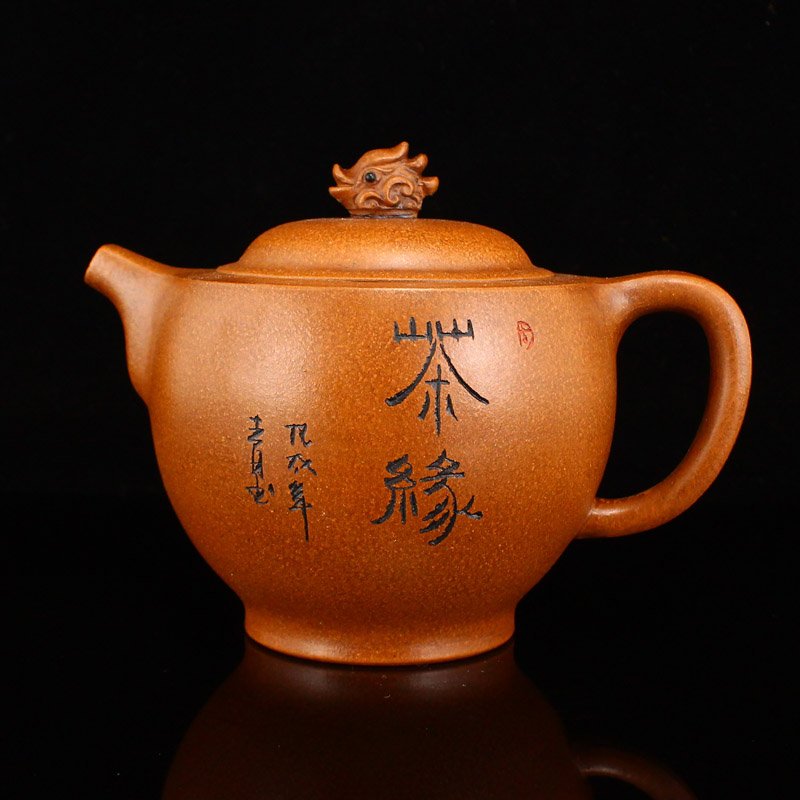 Chinese Yixing Zisha Clay Teapot w Artist Signed: Chinese Yixing Zisha Clay Teapot w Artist Signed Dimension: 117 x 80 x 84(mm) 4.61 x 3.15 x 3.31 (inches) Weight 0.38 lbs/171 g