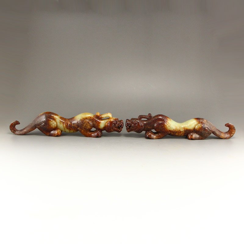 A Pair Vintage Chinese Hetian Jade Tiger Statues: A Pair Vintage Chinese Hetian Jade Tiger Statues Dimension: 250x32x52(mm) 9.84x1.26x2.05(inches) Weight:2.32 lbs/1051 g