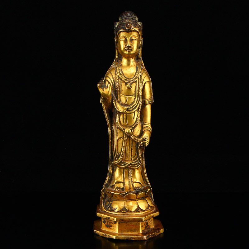 Vintage Chinese Gilt Gold Red Copper Kwan-yin Statue: Vintage red copper Kwan-yin statue. Nearly the entire piece is covered in fantastic gilt gold, save for the fine patina that details the figure's hair and accessories. Dimension: 61 x 62 x 192 (mm) 2.