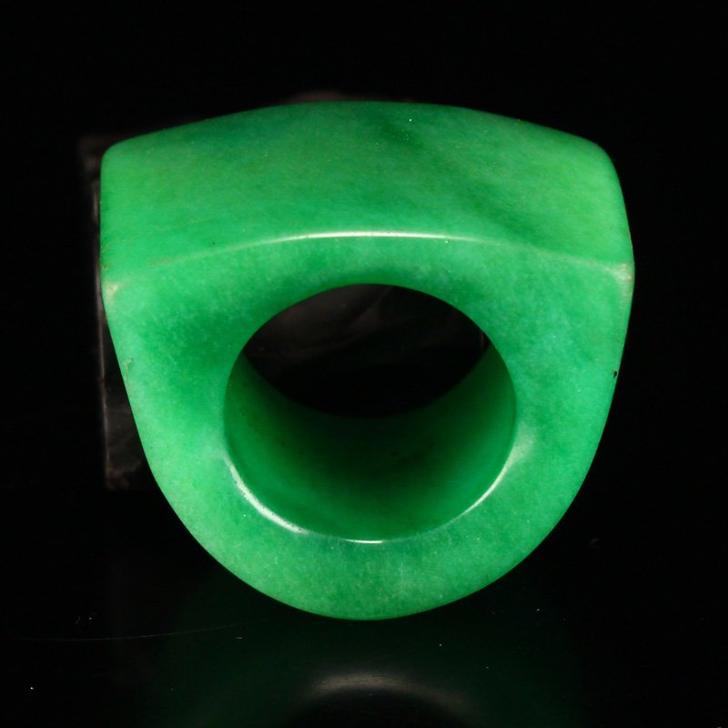 Vintage Natural Green Jadeite Ring: Vintage Natural Green Jadeite Ring US Size: 11 Dimension: 23 x 40 (mm) 0.90 x 1.57(inches) Weight: 0.10 lbs/44 g The wooden stand no included.