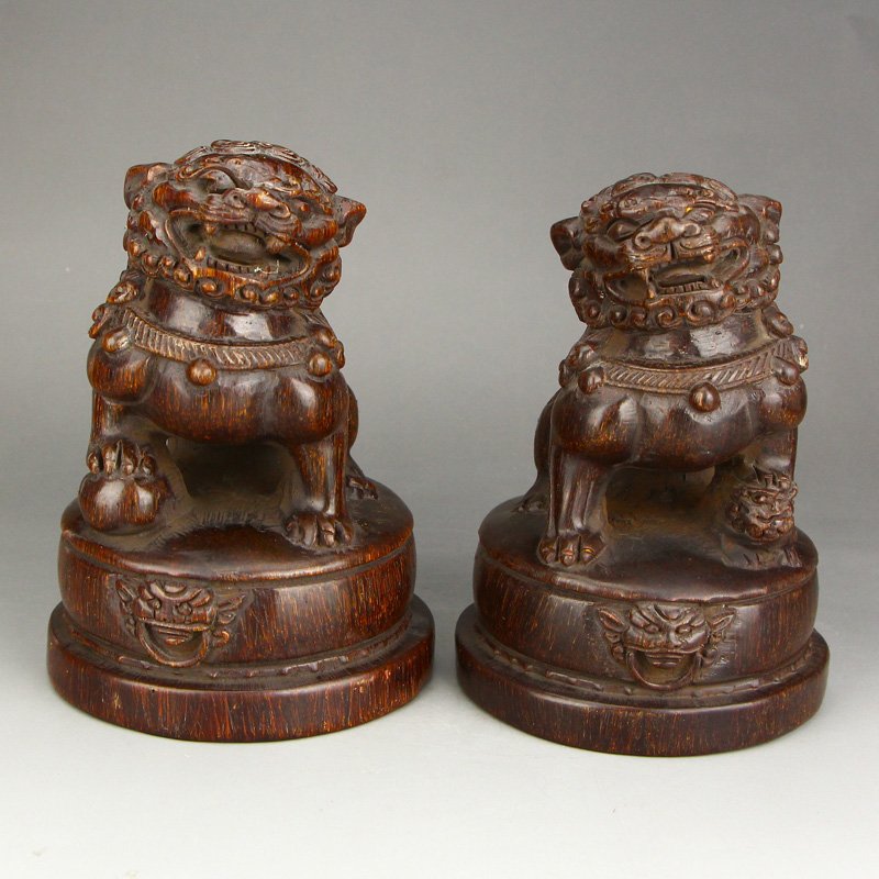 A Pair Vintage Chinese Ox Horn Loins Statues: A Pair Vintage Chinese Ox Horn Loins Statues Dimension: 150 x 105 x 105(mm) 5.91 x 4.13 x 4.13(inches) Weight: 3.35 lbs/1519 g
