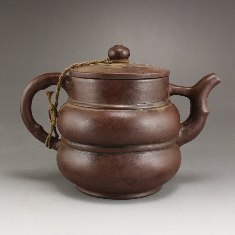Vintage Chinese Yixing Zisha Clay Teapot: Vintage Chinese Yixing Zisha Clay Teapot w Artist Signed Dimension: 175 x 95 x 100(mm) 6.89 x 3.74 x 3.94(inches) Weight: 0.94 lbs/425 g