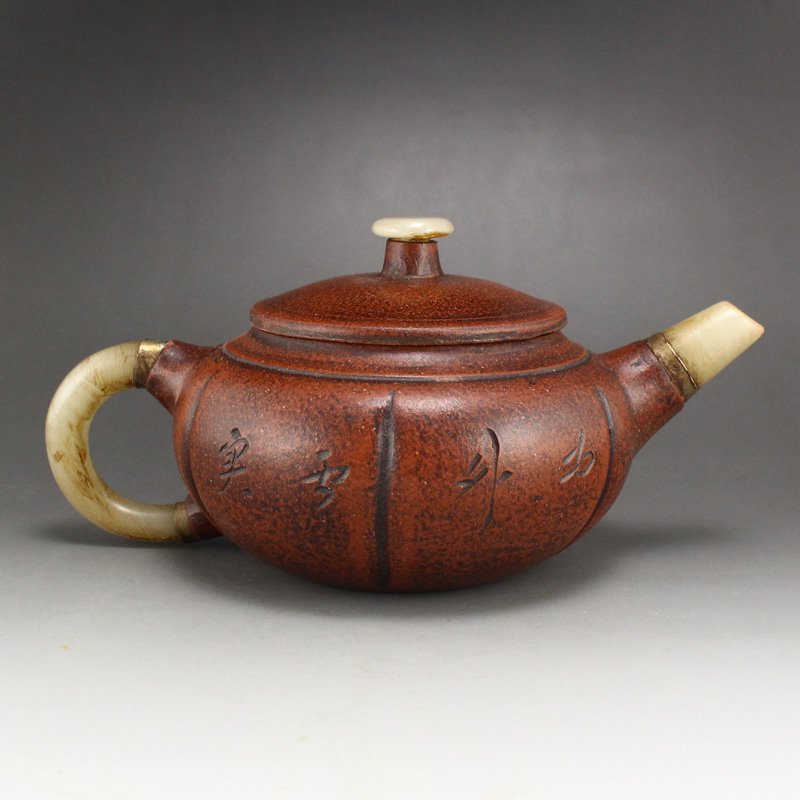 Yixing Zisha Clay Inlay Jade Teapot w Artist Signed: Chinese Yixing Zisha Clay Inlay Jade Teapot w Artist Signed Dimension: 170 x 100 x 70(mm) 6.69 x 3.94 x 2.75(inches) Weight: 0.54 lbs/247 g