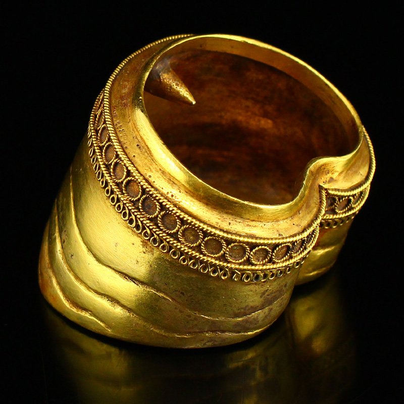 Vintage Chinese Horse's Hoof Shape Gold Bullion: 中國漢代 海氏候 馬蹄金 Vintage Chinese Horse's Hoof Shape Gold Bullion Dimension: 46 x 56 x 45(mm) 1.81 x 2.20 x 1.77(inches) Weight: 0.42 l
