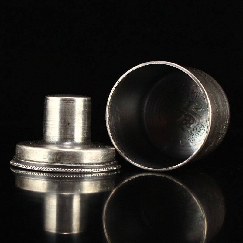 Vintage Chinese Sterling Silver Thumb Ring Box: Vintage Chinese Sterling Silver Thumb Ring Box Dimension: 45 x 45 x 45(mm) 1.77 x 1.77 x 1.77(inches) Weight: 0.13 lbs/57 g