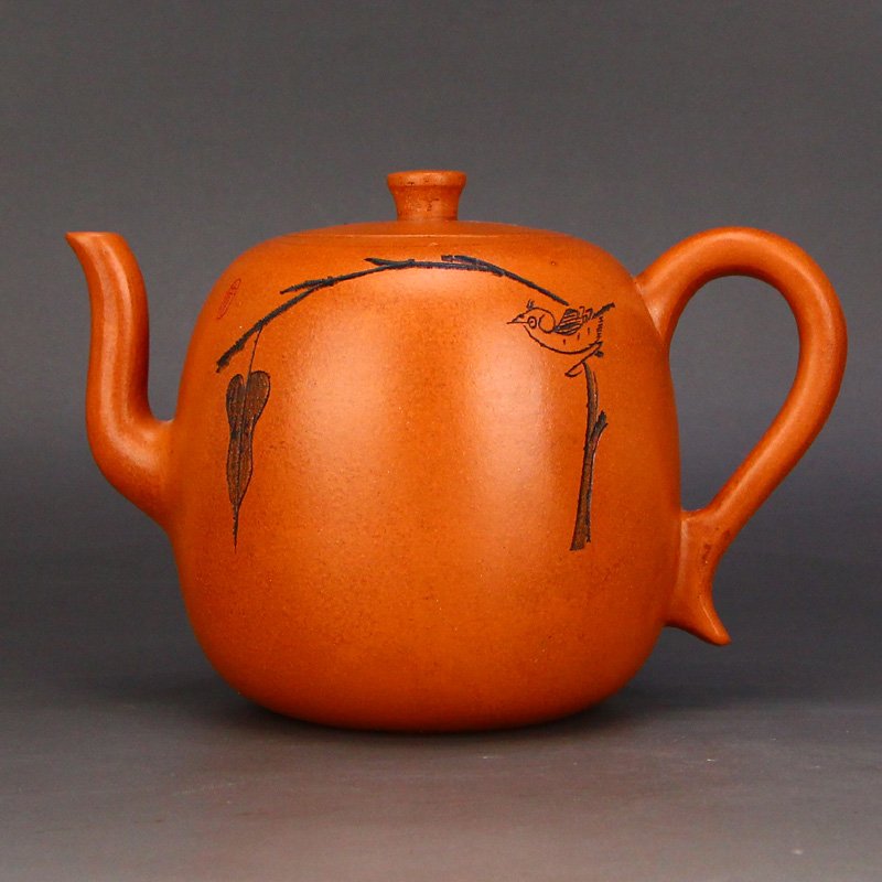 Chinese Yixing Zisha Clay Teapot w Artist Signed: Chinese Yixing Zisha Clay Teapot w Artist Signed Dimension: 95 x 89 x 135(mm) 3.74 x 3.50 x 5.31(inches) Weight: 0.47 lbs/211 g